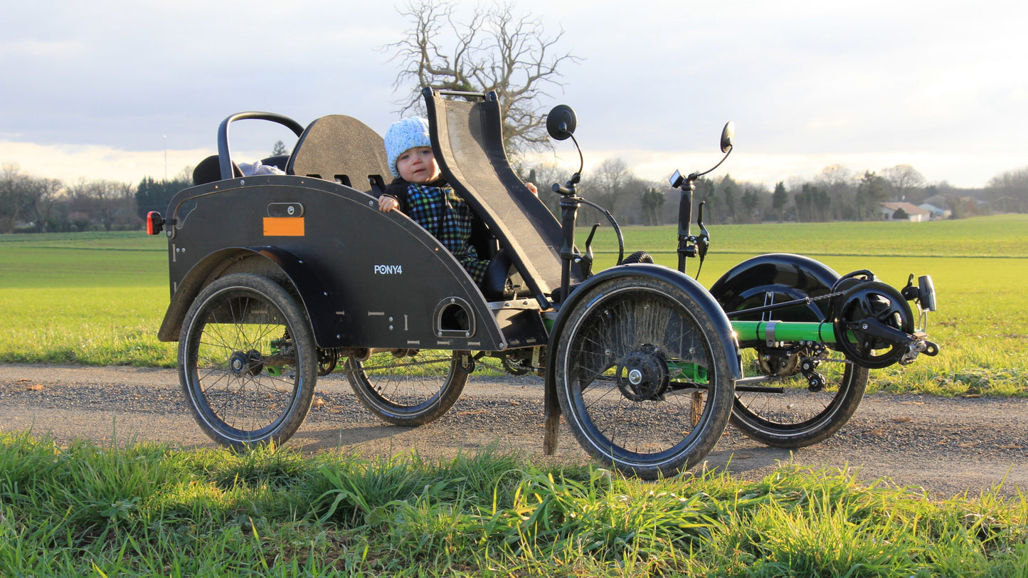 Pony 4 (pitkä, lastenistumella)