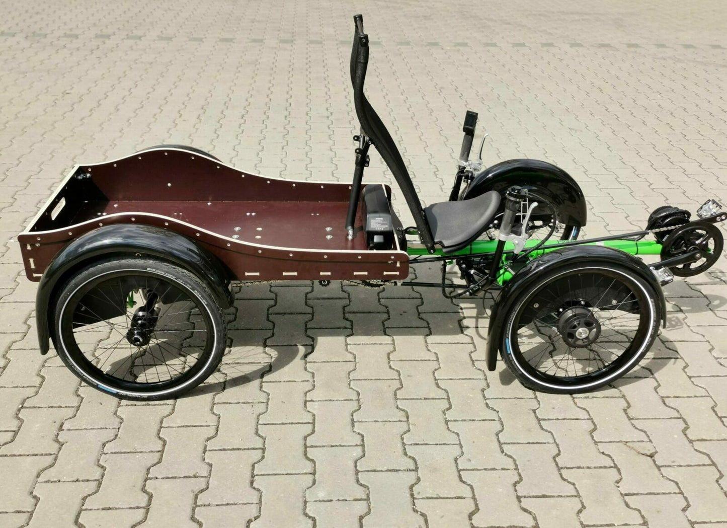 Pony 4 (pitkä, matalaseinäisellä lavalla)