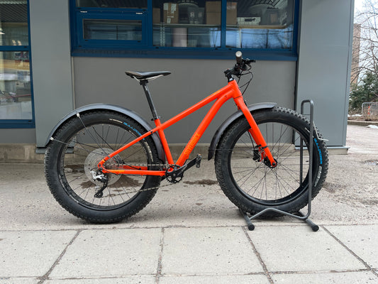 Laadukas pienikokoinen Fatbike lokasuojilla