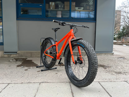 Laadukas pienikokoinen Fatbike lokasuojilla